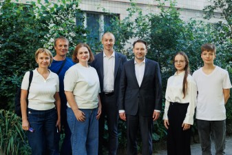 Представник амбасади Німеччини зустрівся з родиною ВПО, яка має нове житло завдяки участі в україно-німецькій програмі